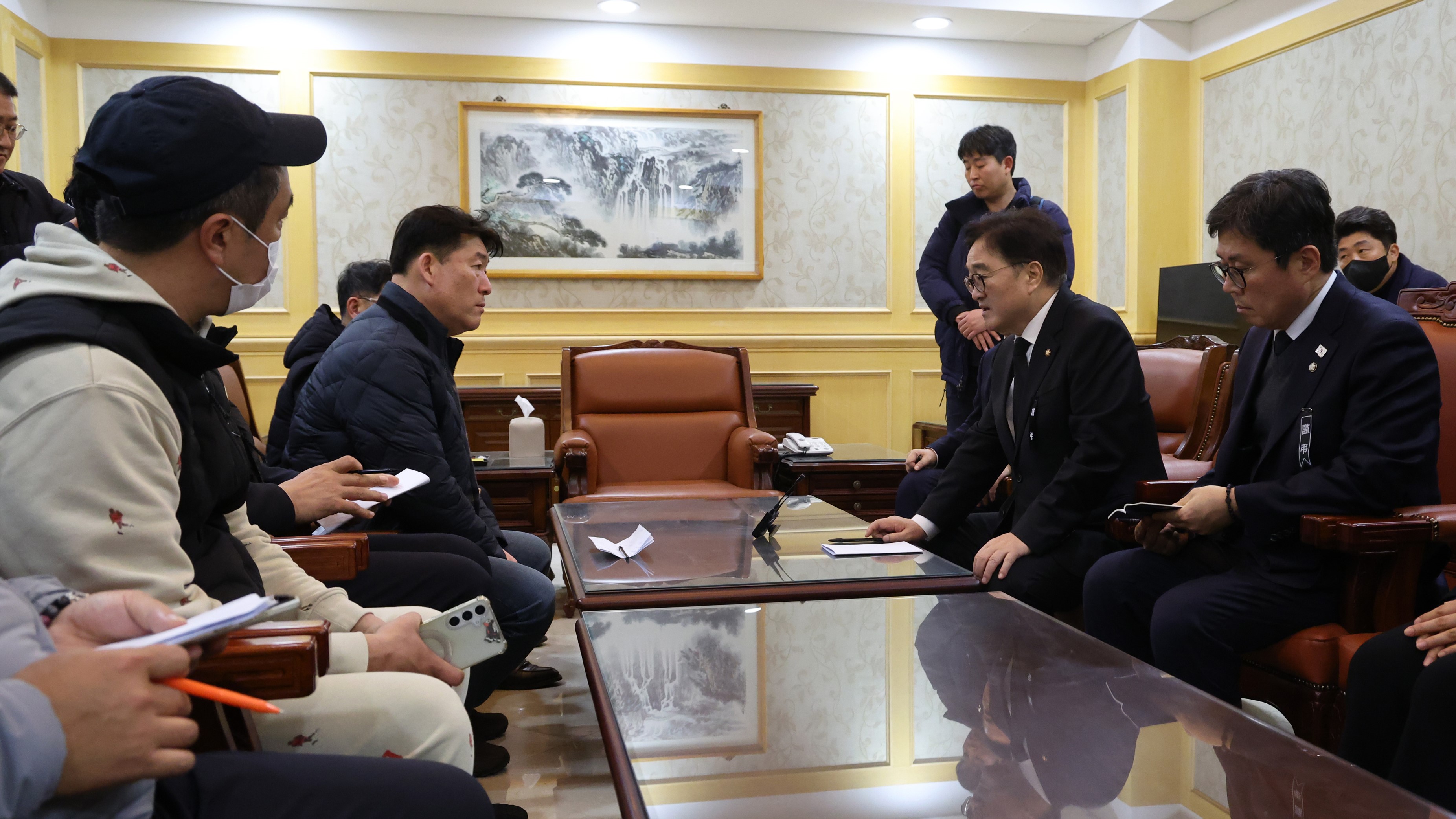 우원식 국회의장이 30일(월) 오후 여객기 사고 합동분향소가 차려진 무안 실내체육관을 방문해 유가족들과 대화하고 있다.(사진=국회사무처 사진팀)