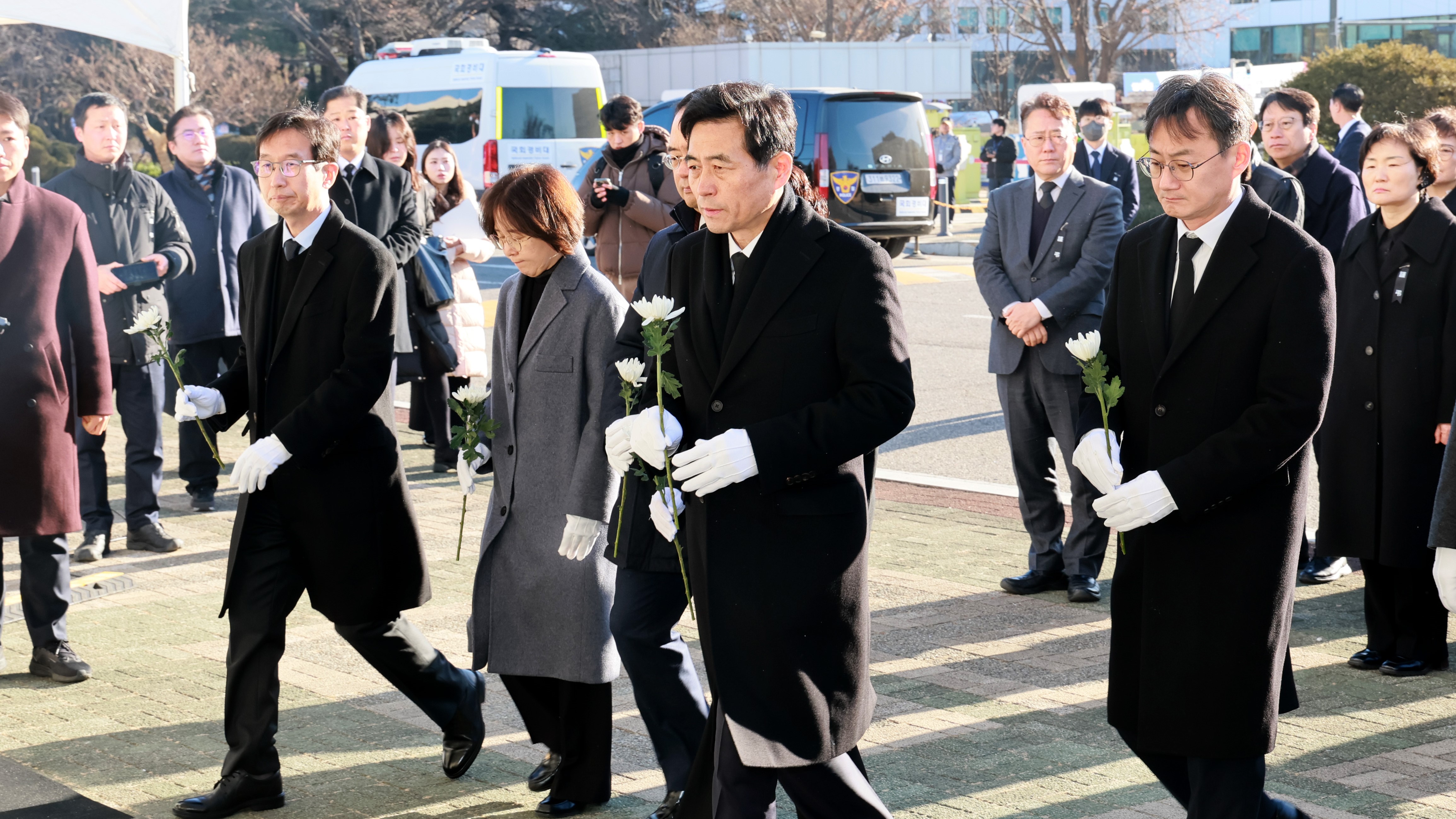 김민기 국회사무총장은 31일(화) 오전 국회 경내에 설치된 '여객기 사고 희생자 국회 합동분향소'를 방문해 희생자들을 조문했다.