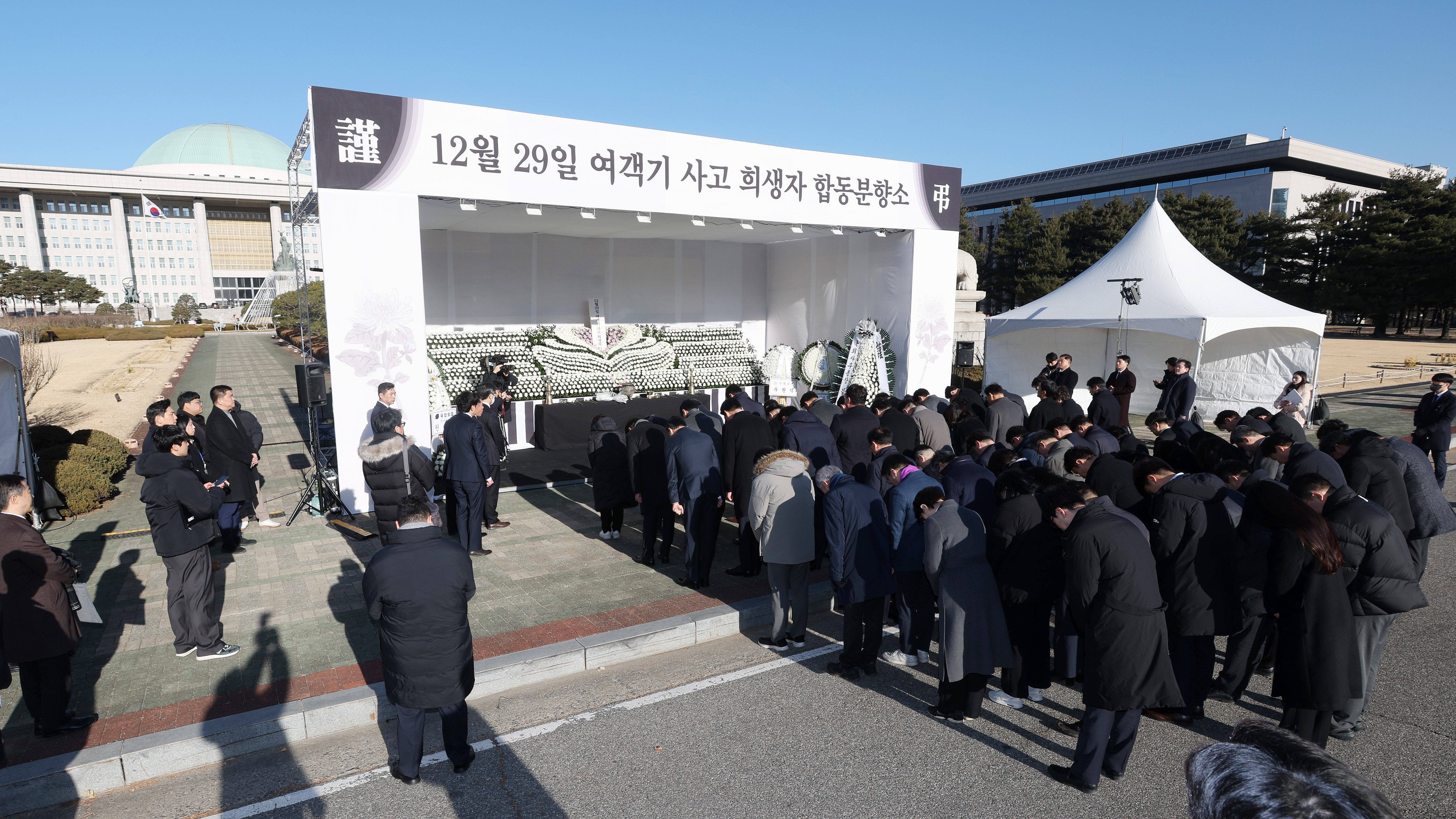 김민기 국회사무총장이 31일(화) 오전 국회 경내에 설치된 '여객기 사고 희생자 국회 합동분향소'를 방문해 희생자들을 조문하고 있다.(사진=국회사무처 사진팀)