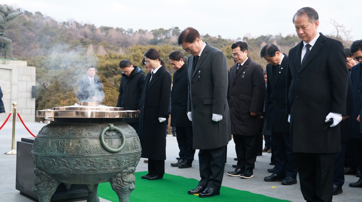 우원식 국회의장은 2025년 새해 첫날인 1일(수) 의장단, 상임위원장단, 국회소속기관장 등과 함께 국립서울현충원을 찾아 순국선열을 참배했다.