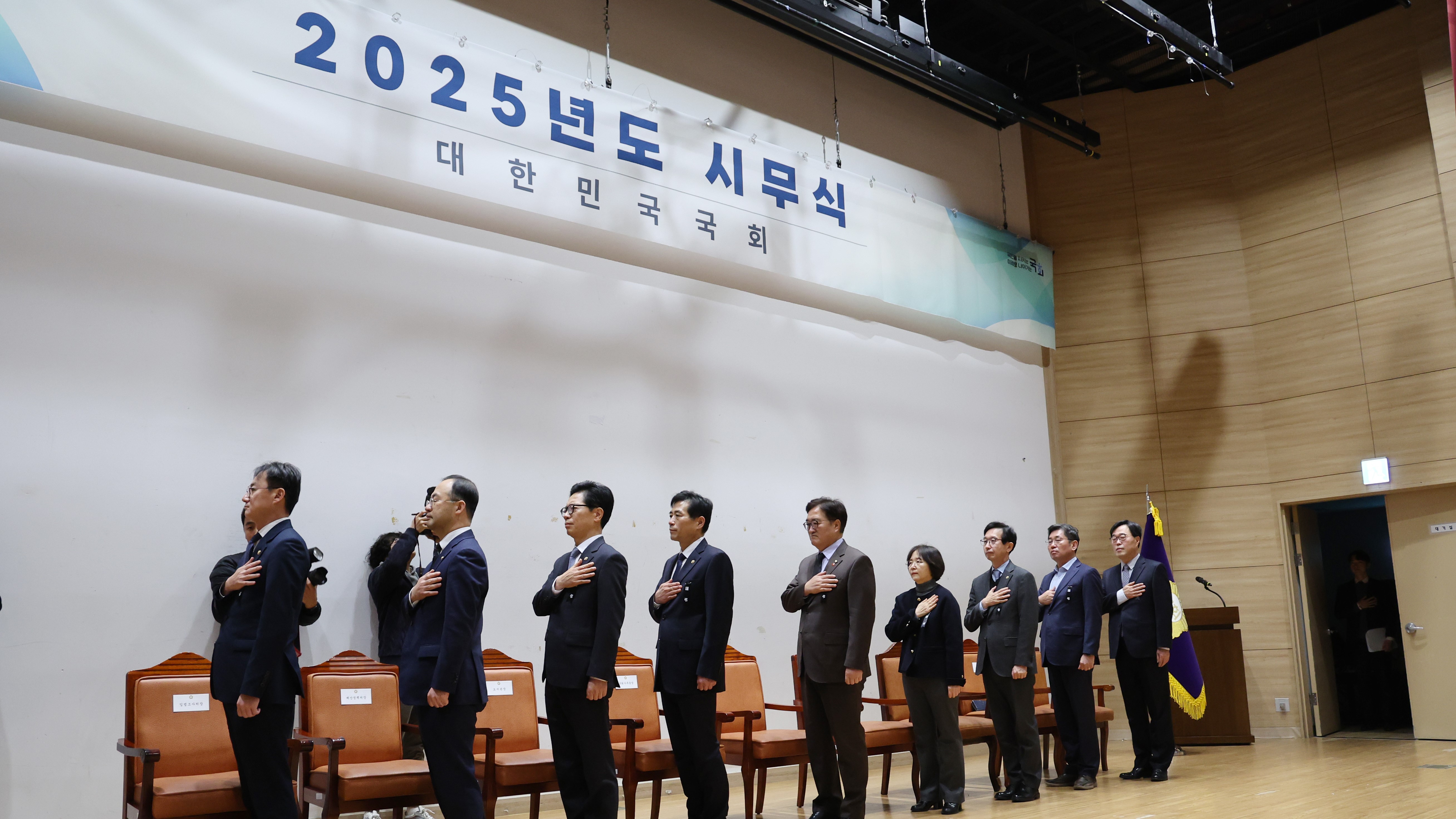 김민기 국회사무총장이 2일(목) 오전 국회의원회관 대회의실에서 열린 '2025년도 국회 시무식'에 참석해 인사말을 하고 있다.(사진=국회사무처 사진팀)