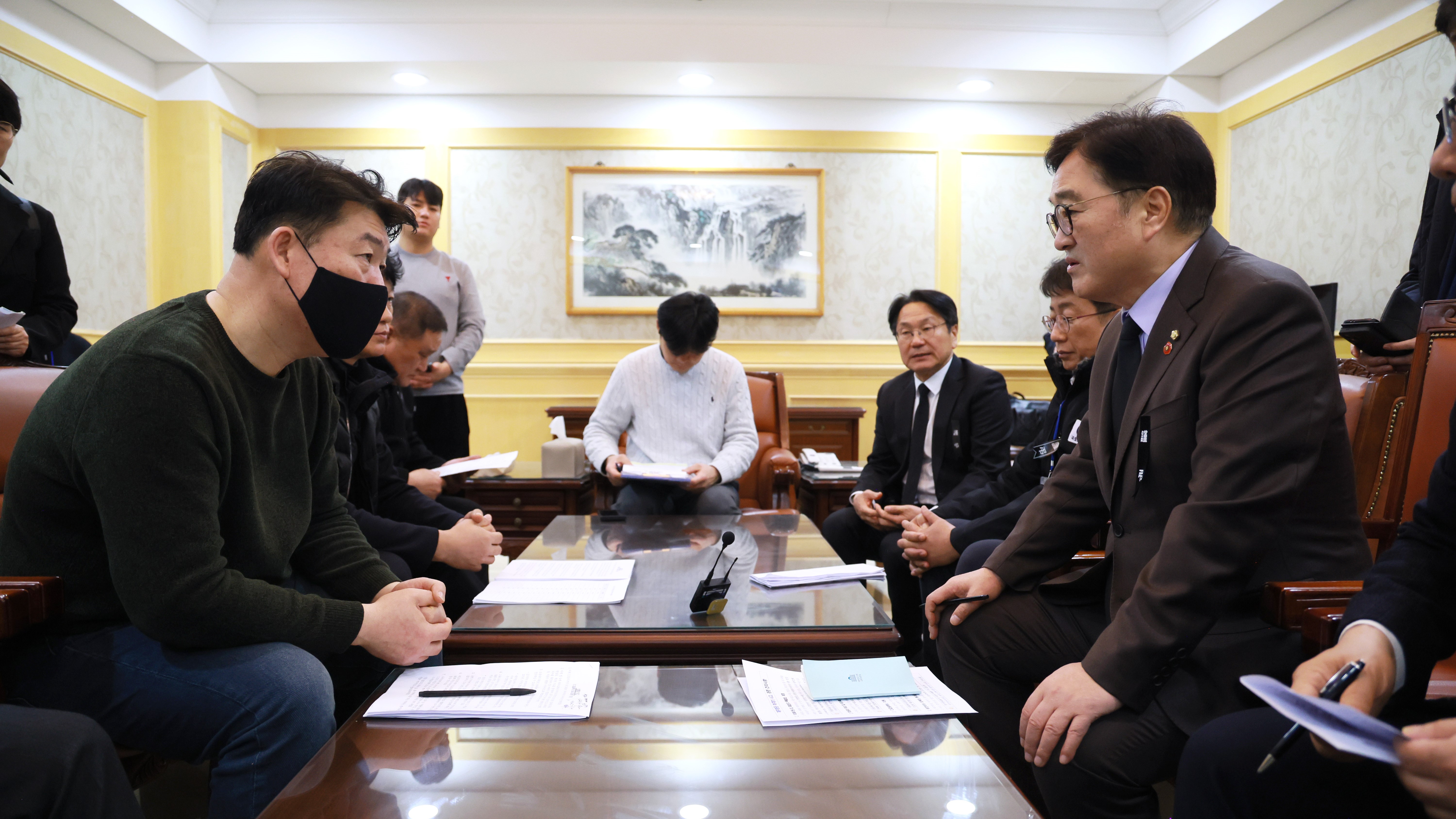 우원식 국회의장이 2일(목) 무안공항을 두 번째로 방문해 유가족 지원 진행 상황을 보고받고 유가족들과 면담을 하고 있다.(사진=김지범 촬영관)