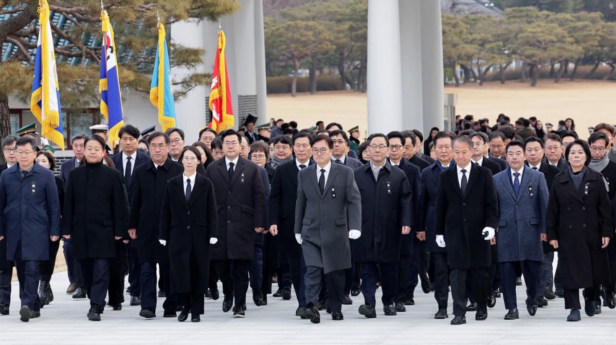 우원식 국회의장이 2025년 새해 첫날인 1일(수) 의장단, 상임위원장단, 국회소속기관장 등과 함께 국립서울현충원을 찾아 순국선열을 참배하고 있다.(사진=국회사무처 사진팀)