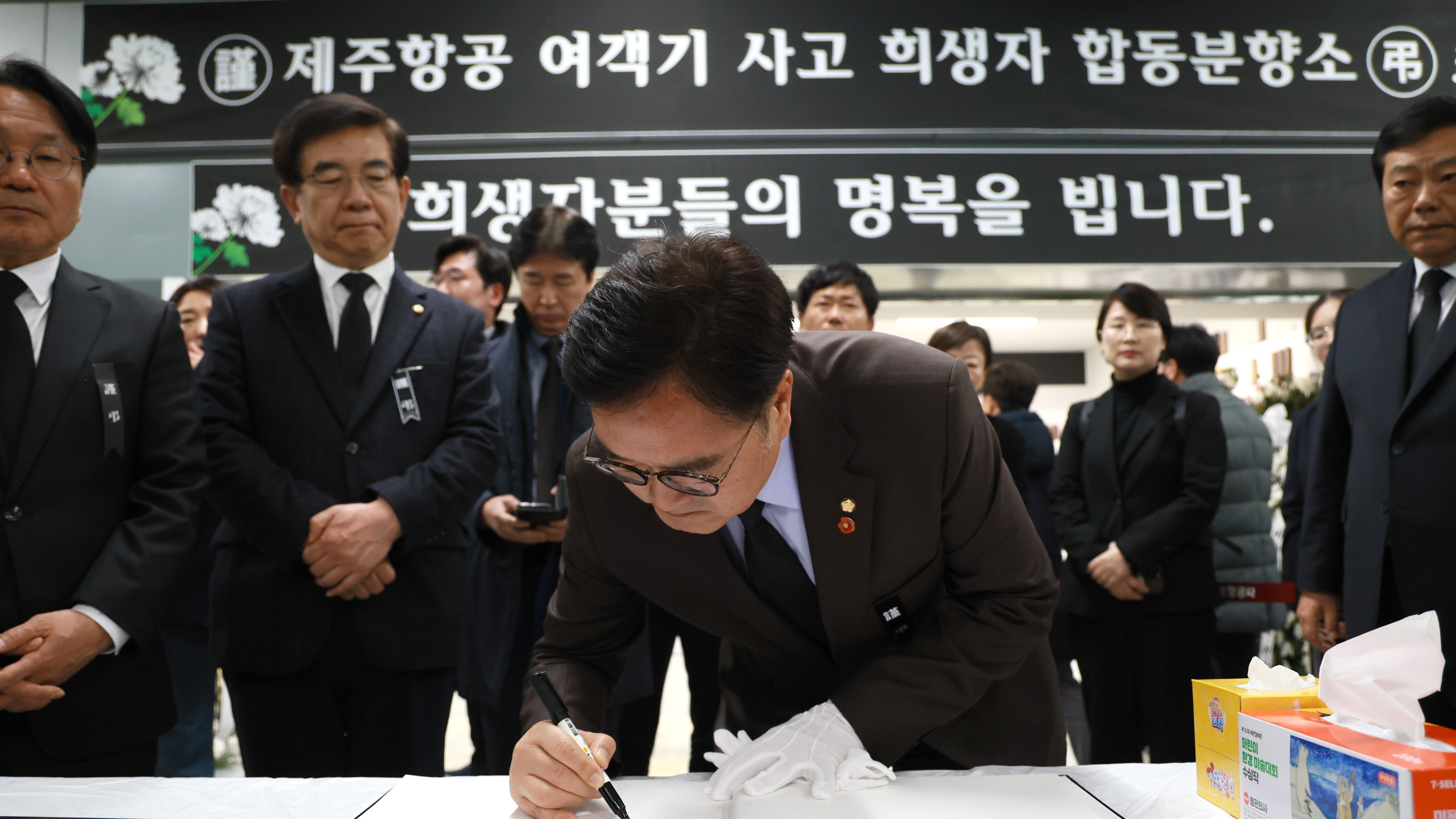 우원식 국회의장이 2일(목) 무안공항을 두 번째로 방문해 유가족 지원 진행 상황을 보고받고 유가족들과 면담을 하고 있다.(사진=김지범 촬영관)