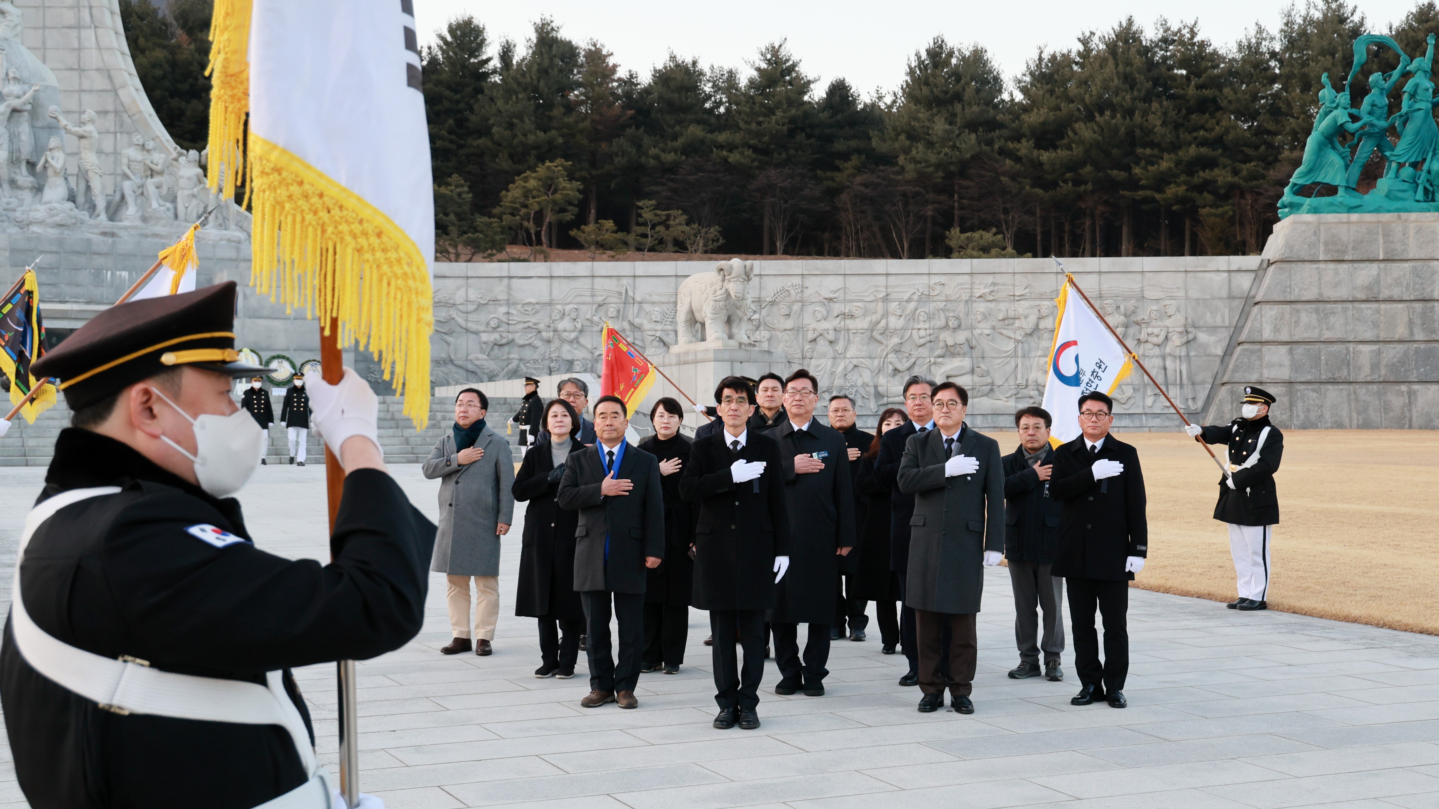 우원식 국회의장은 2일(목) 오후 광복 80주년인 2025년 새해를 맞아 국립대전현충원을 방문해 현충탑