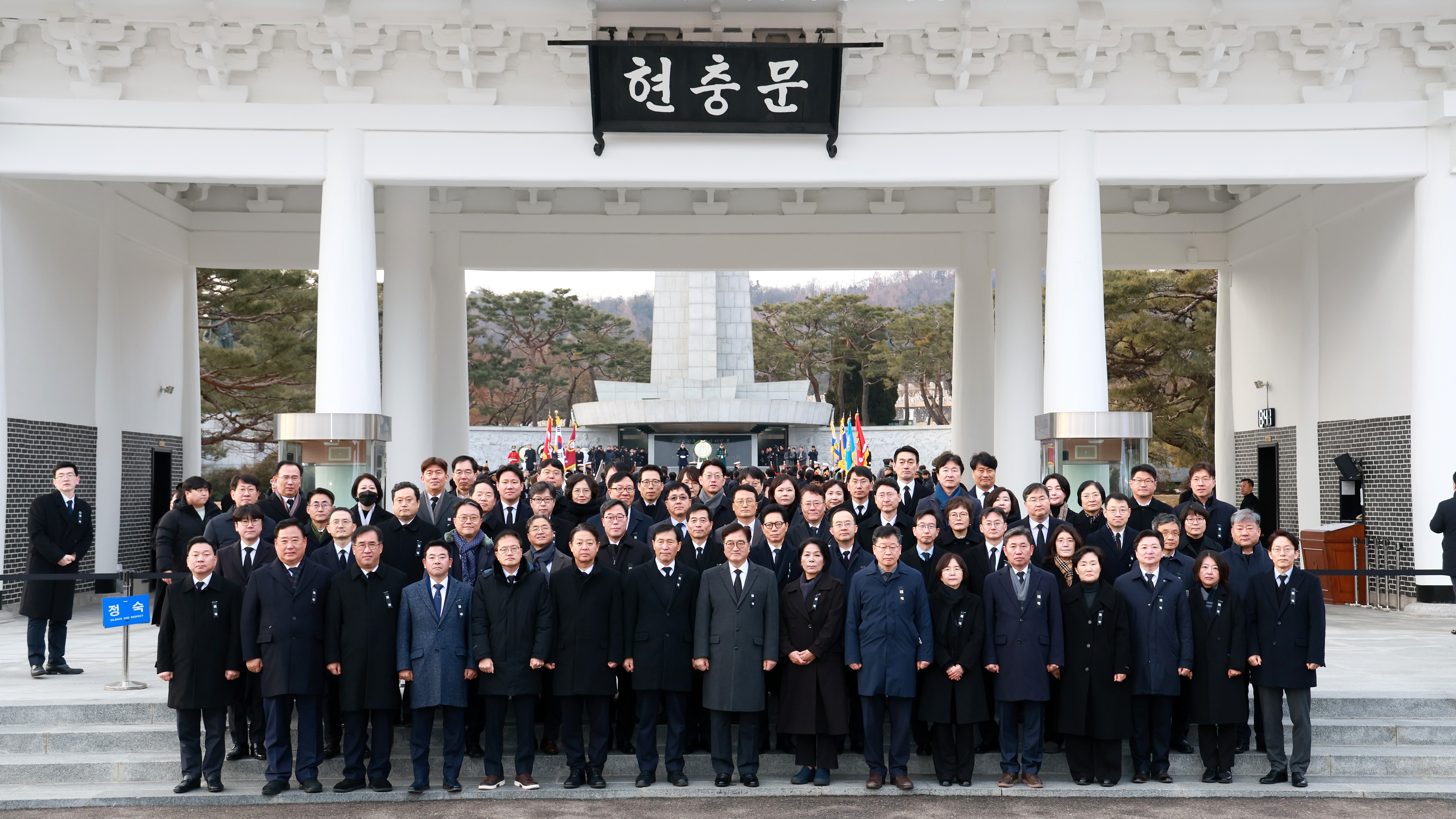 김민기 국회사무총장이 1일(수) 오전 제22대 전반기 의장단, 상임위원장 및 국회소속기관장 등과 함께 국립서울현충원을 찾아 순국선열을 참배하고 있다.(사진=국회사무처 사진팀)