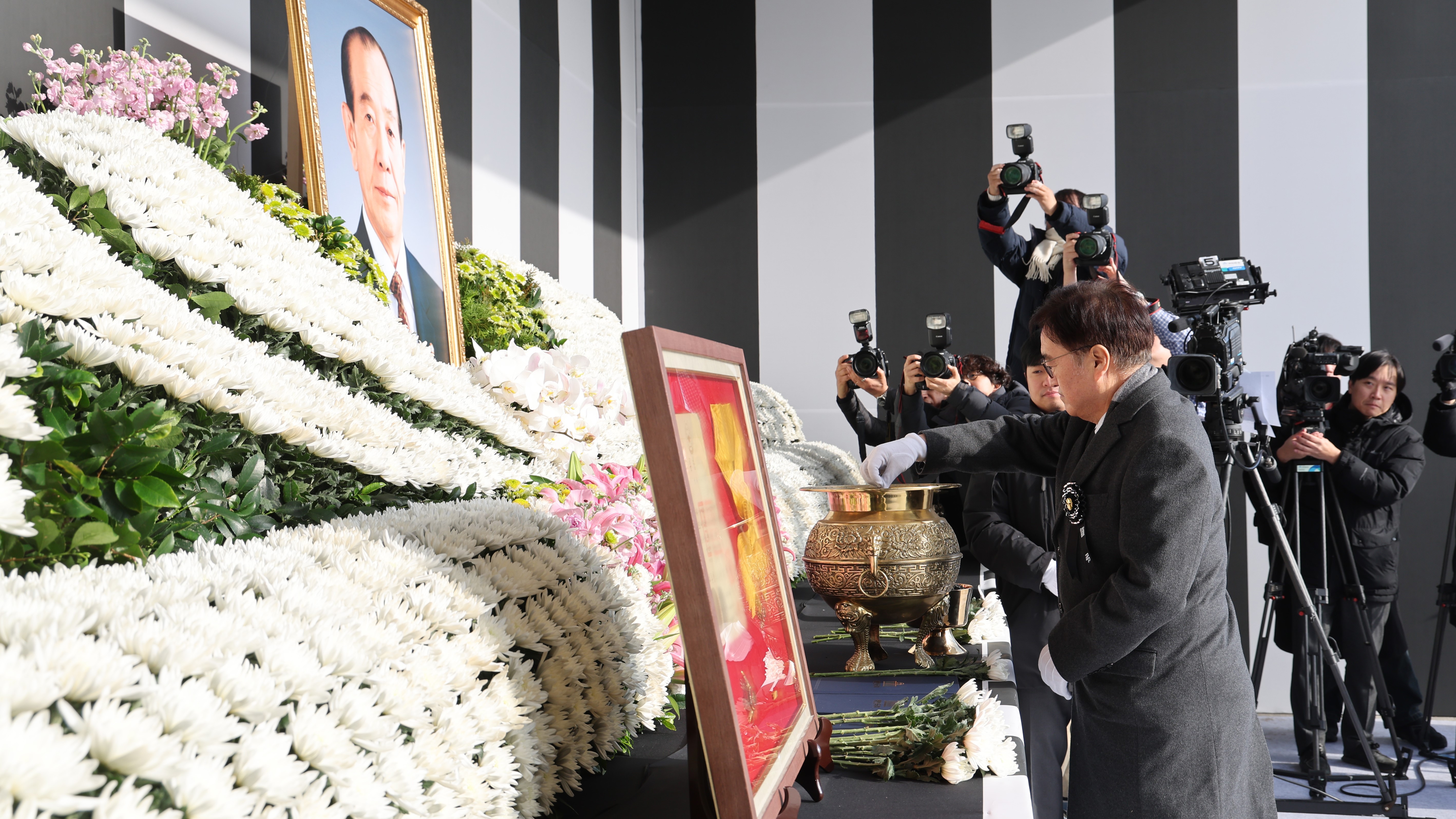 우원식 국회의장이 3일(금) 오전 국회의사당 정현관 앞에서 열린 고(故) 김수한 전(前) 국회의장 영결식에 참석해 영결사를 하고 있다.(사진=국회사무처 사진팀)