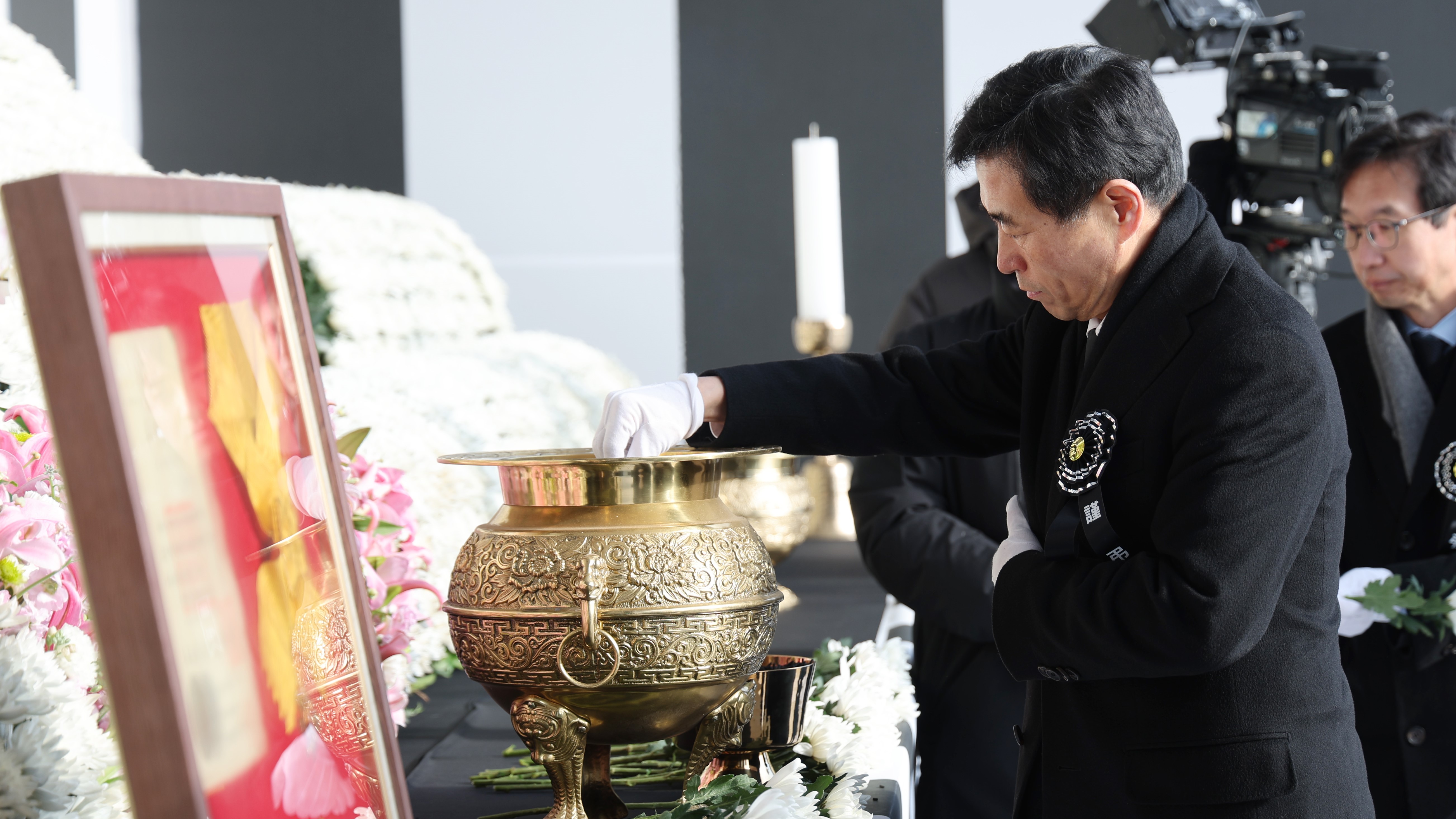 김민기 국회사무총장이 3일(금) 오전 국회의사당 정현관 앞에서 열린 고(故) 김수한 전(前) 국회의장 영결식에 참석해 헌화·분향을 하고 있다.(사진=국회사무처 사진팀)