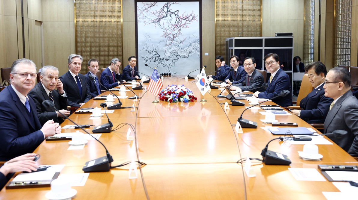 우원식 국회의장이 6일(월) 오후 국회접견실에서 안토니 블링컨 미국 국무장관을 만나 반갑게 악수하고 있다.(사진=국회사무처 사진팀)