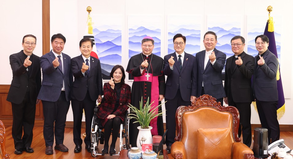 우원식 국회의장이 7일(화) 오전 의장집무실에서 천주교 서울대교구장 정순택 대주교를 만나 반갑게 악수하고 있다.(사진=국회사무처 사진팀)