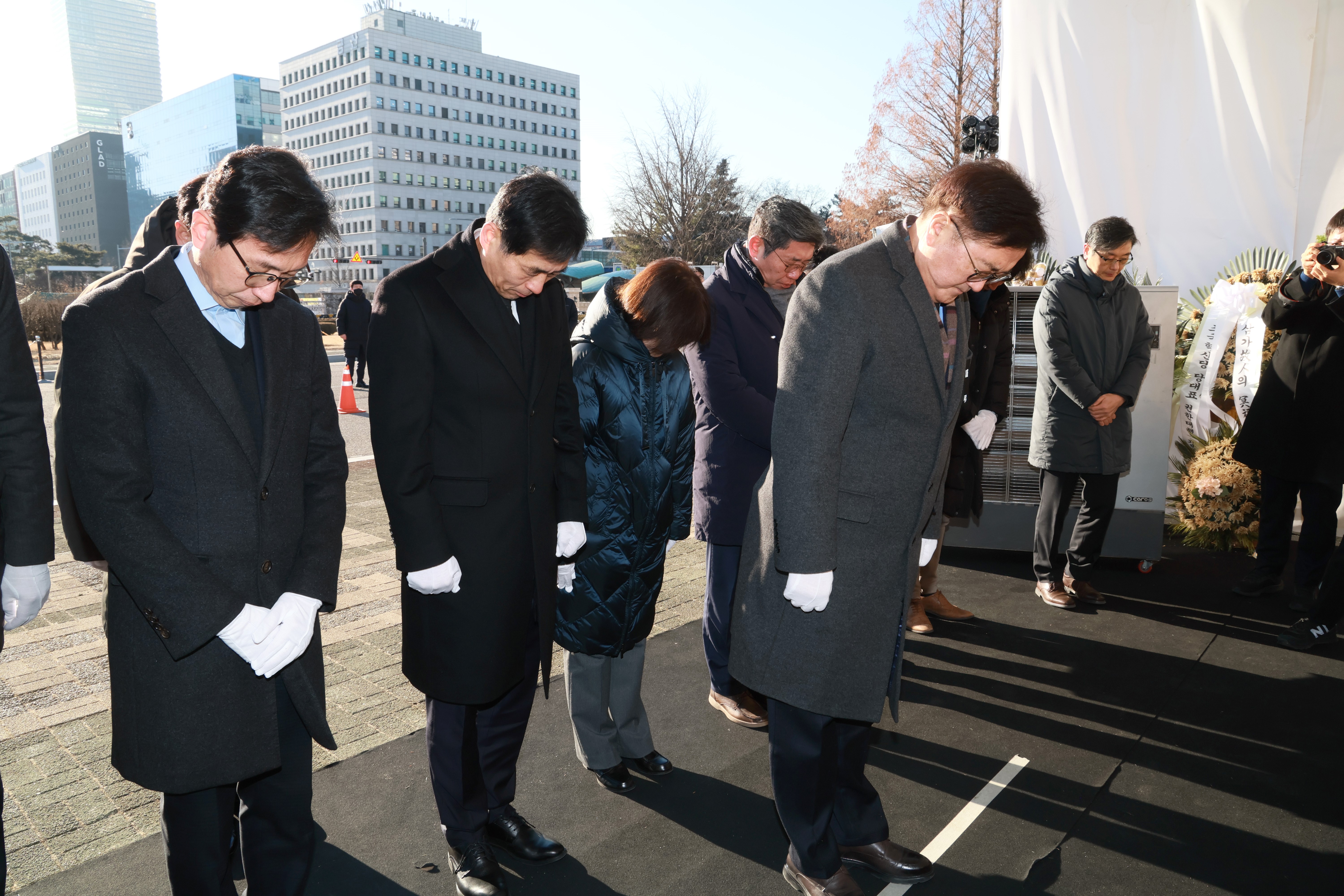 김민기 국회사무총장이 10일(금) 오전 국회 경내에 설치된 '여객기 사고 희생자 국회 합동분향소'를 방문해 희생자들을 조문하고 있다.(사진=국회사무처 사진팀)
