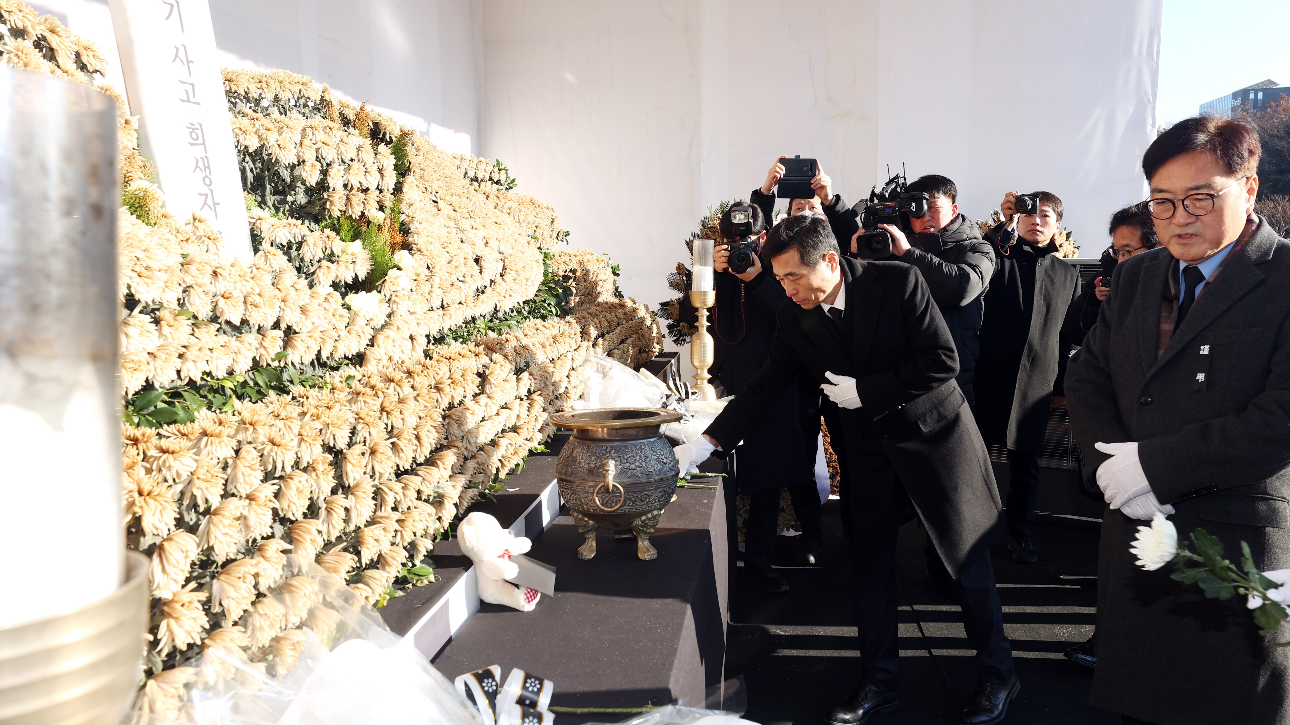 김민기 국회사무총장이 10일(금) 오전 국회 경내에 설치된 '여객기 사고 희생자 국회 합동분향소'를 방문해 희생자들을 조문하고 있다.(사진=국회사무처 사진팀)
