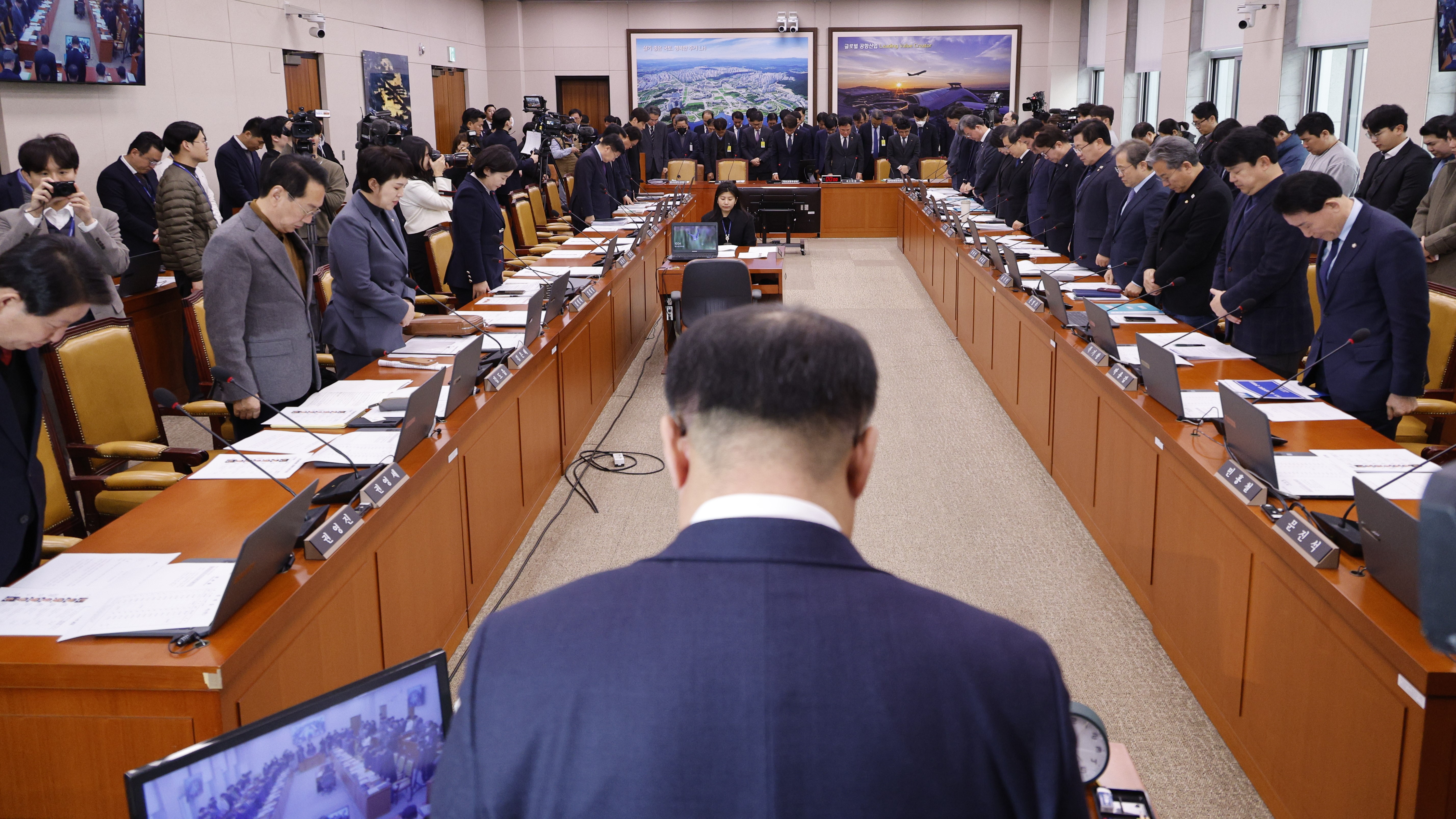 국회 국토교통위원회(위원장 맹성규)가 14일(화) 제420회국회(임시회) 제2차 전체회의를 열고 실시한 '12·29 여객기 참사 관련 현안보고'에서 참석자들은 철저한 진상규명 및 재발방지책 마련과 함께 