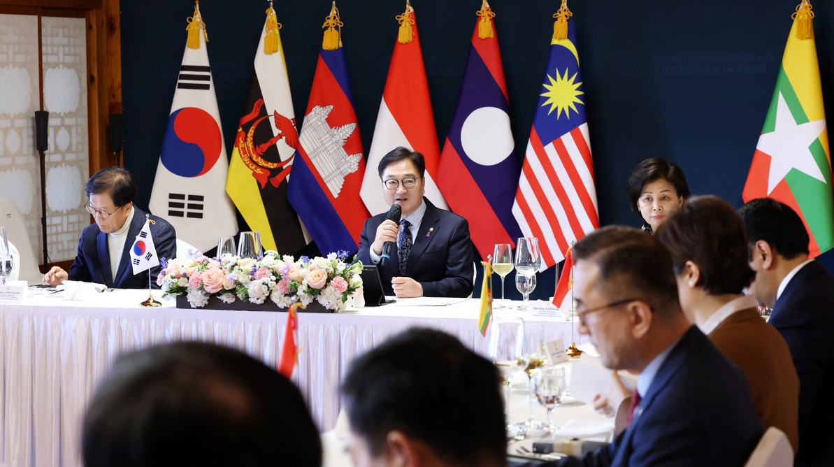 15일(수) 국회 사랑재에서 우원식 국회의장 주최로 열린 아세안(ASEAN·동남아국가연합) 주한외교사절 초청 오찬 간담회 참석자들이 기념촬영을 하고 있다.(사진=국회사무처 사진팀)