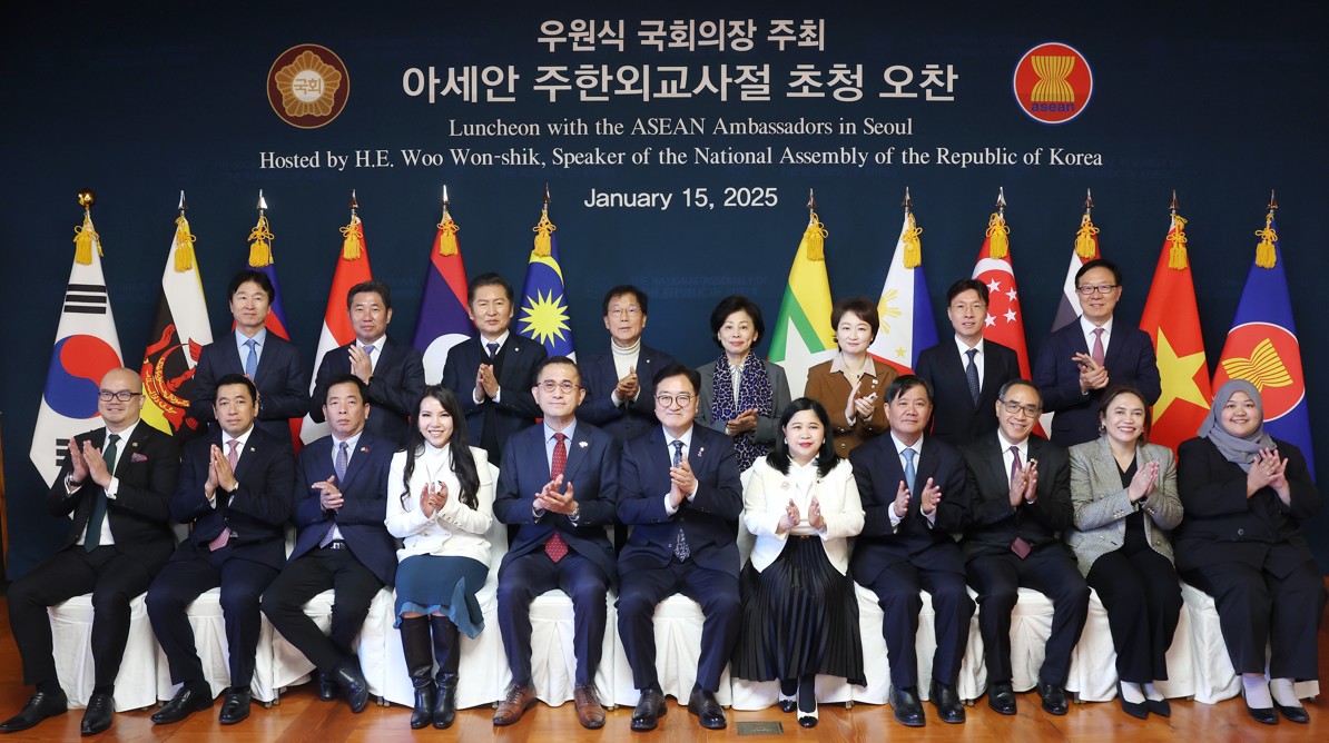 우원식 국회의장은 15일 아세안(ASEAN·동남아국가연합) 주한외교사절 10명을 국회 사랑재로 초청해 오찬 간담회를 갖고 