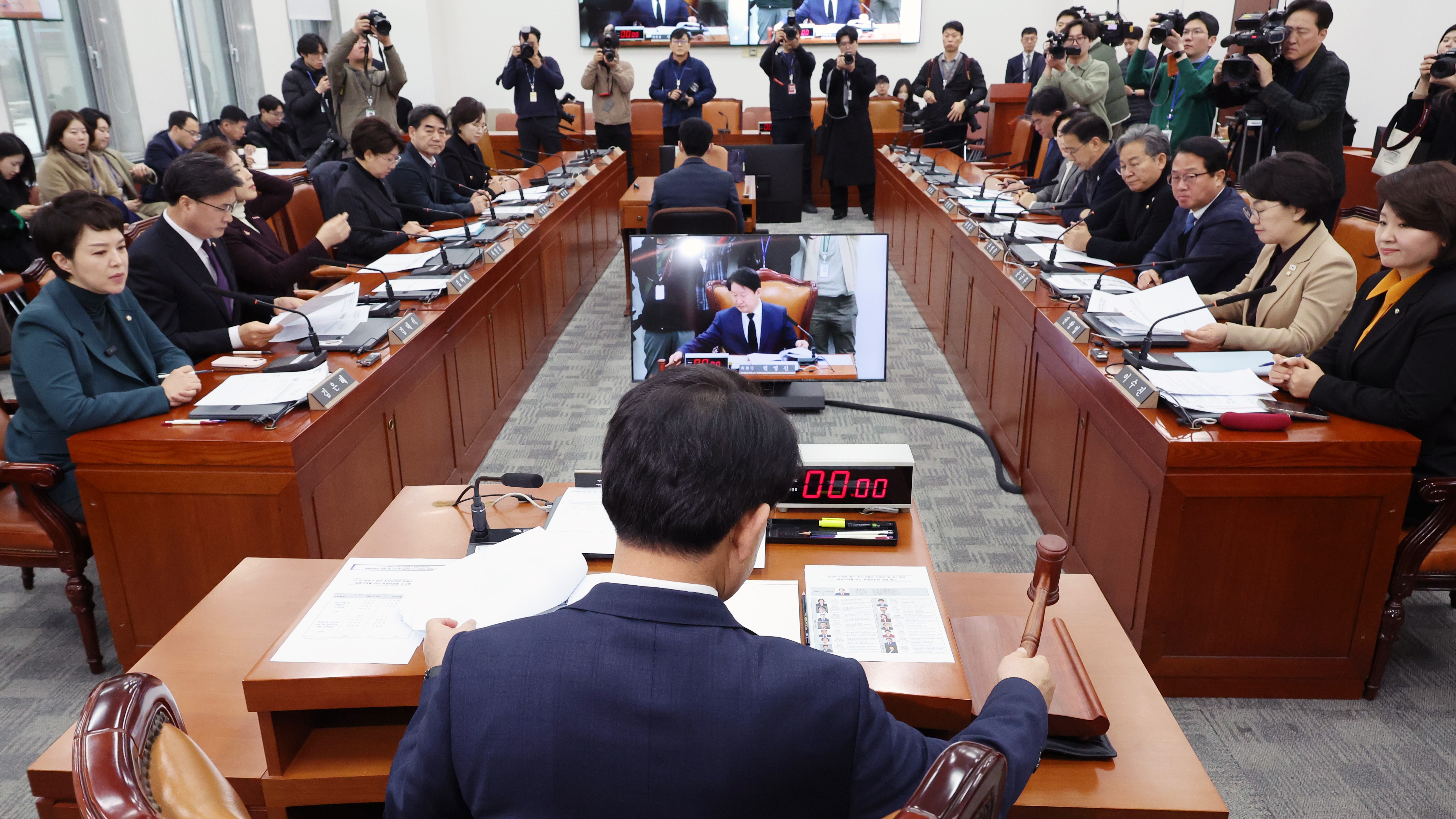 12.29 여객기 참사 진상규명과 피해자 및 유가족의 피해구제를 위한 특별위원회 제1차 전체회의를 권영진 위원장이 주재하고 있다.(사진=뉴시스)