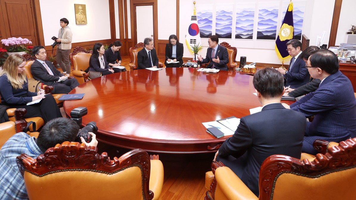 우원식 국회의장이 16일(목) 오전 의장집무실에서 조셉 윤 주한미국대사대리를 만나 반갑게 악수하고 있다.(사진=국회사무처 사진팀)