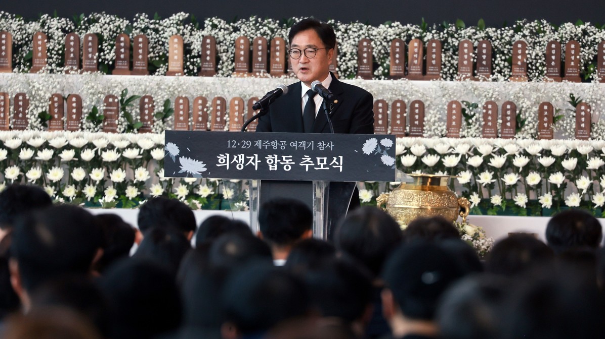 우원식 국회의장이 18일(토) 무안국제공항에서 열린 12·29 제주항공 여객기 참사 희생자 합동추모식에 참석해 유가족을 위로하고 있다.(사진=국회사무처 사진팀)