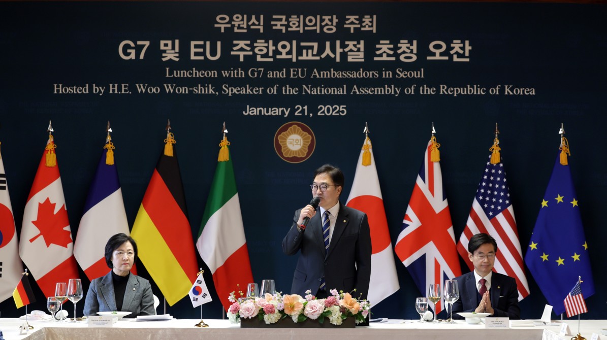 21일(화) 국회 사랑재에서 우원식 국회의장 주최로 열린 G7(주요7개국)과 EU(유럽연합) 주한외교사절 초청 오찬 간담회 참석자들이 기념촬영을 하고 있다.(사진=국회사무처 사진팀)