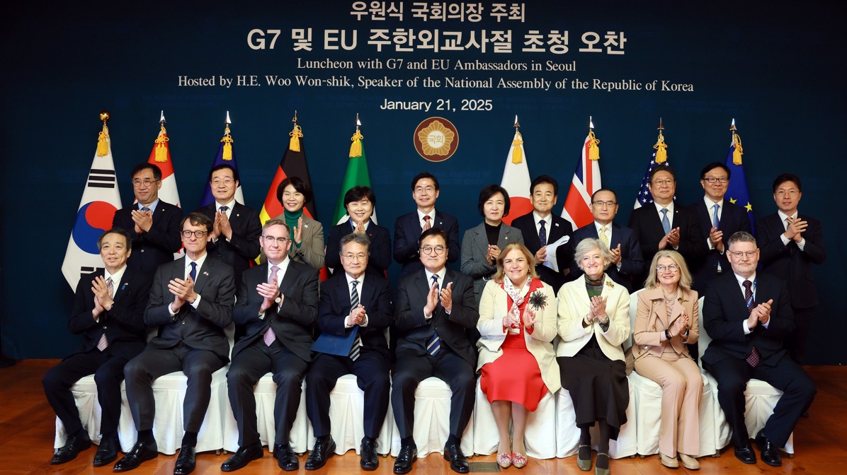 우원식 국회의장은 21일(화) G7(주요7개국)과 EU(유럽연합) 주한외교사절 8명을 국회 사랑재로 초청해 오찬 간담회