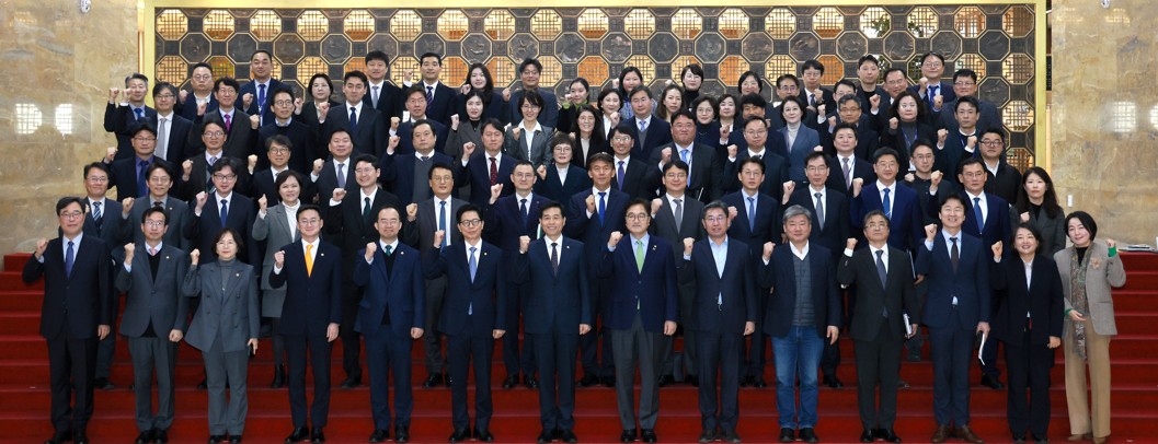 22일(수) 오전 국회접견실에서 열린 '2025년도 신년업무보고' 참석자들이 기념촬영을 하고 있다.(사진=국회사무처 사진팀)