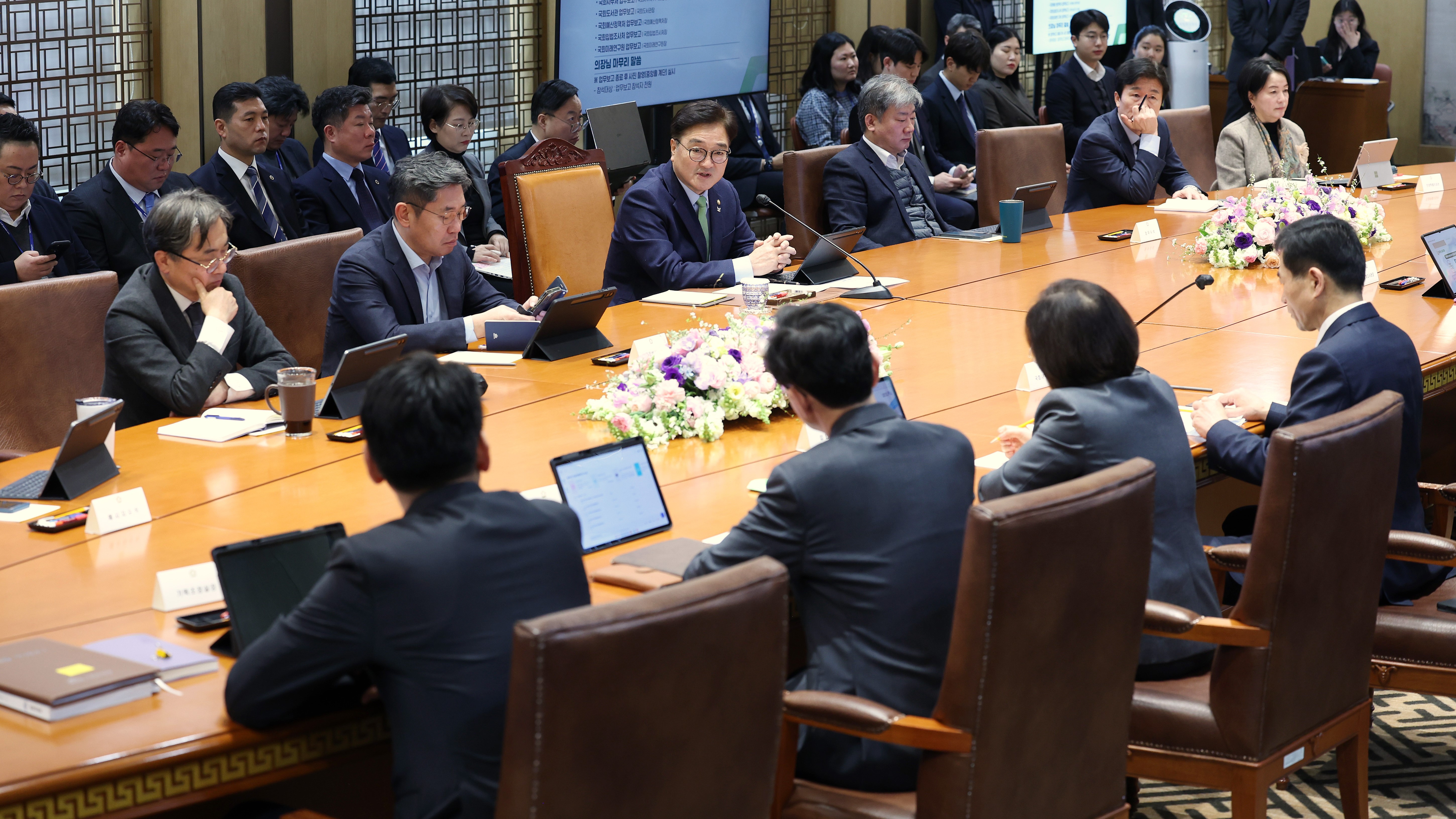 우원식 국회의장이 22일(수) 오전 국회 접견실에서 열린 '2025년도 신년업무보고'에 참석해 당부의 말을 전하고 있다.(사진=국회사무처 사진팀)