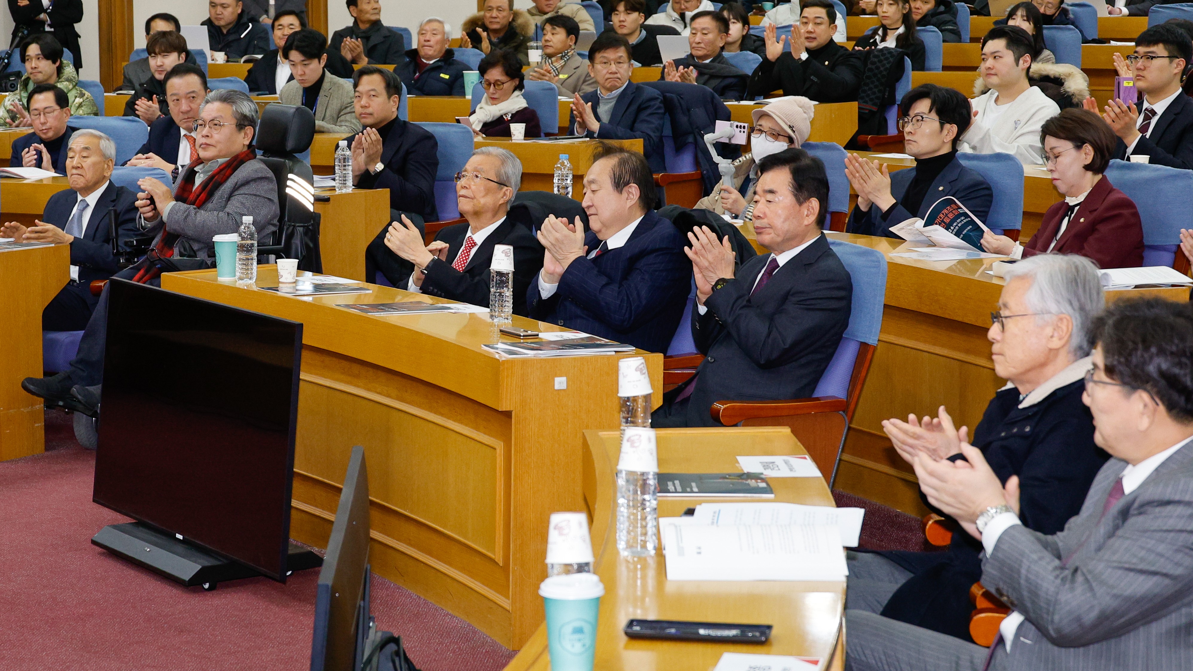 권성동 국민의힘 원내대표(앞줄 오른쪽부터), 여상규 전 법사위원장, 김진표 전 국회의장, 정대철 헌정회장, 김종인 전 비대위원장, 정중규 국민의힘 장애인위 부위원장, 이재오 민주화운동기념사업회 이사장이 6일 서울 여의도 국회의원회관에서 열린 '국가대개조를 위한 개헌 토론회'에 참석해 손뼉치고 있다