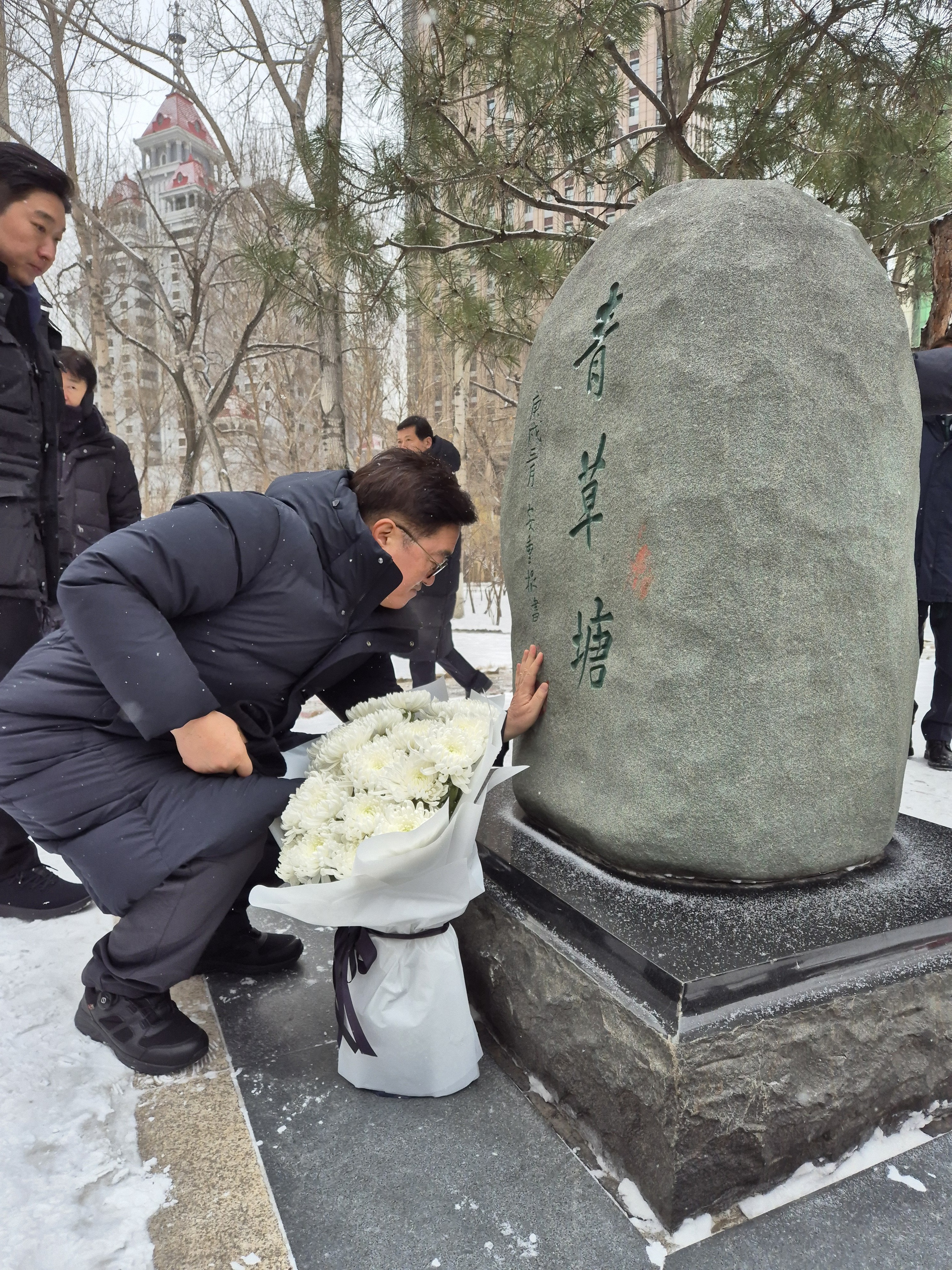 중국을 공식방문 중인 우원식 국회의장 등 대한민국국회 방문단이 7일(금) 하얼빈에 위치한 안중근 의사 기념관을 찾아 기념촬영을 하고 있다.(사진=임진완 촬영관)