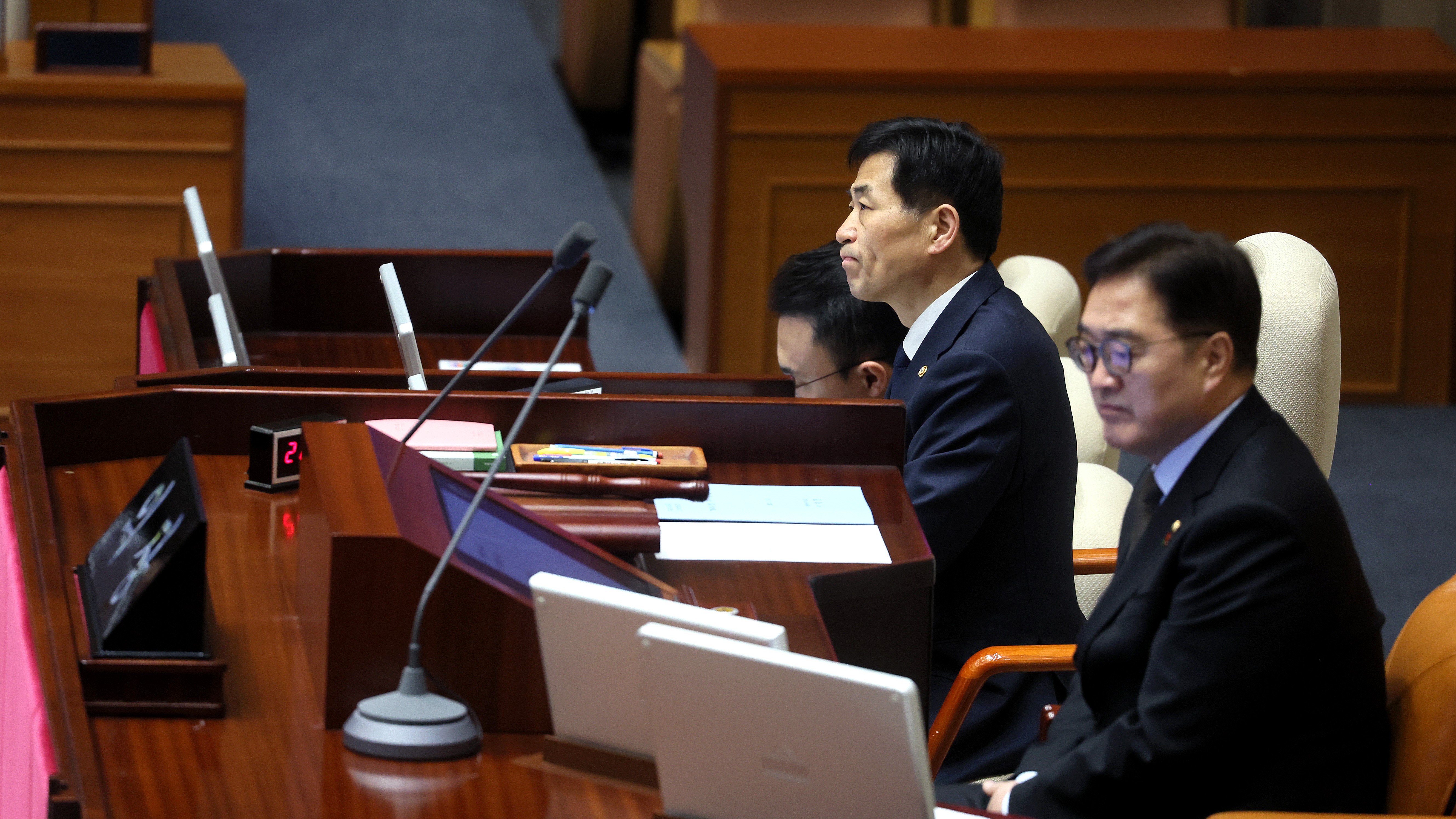 김민기 국회사무총장이 10일(월) 오전 국회 본회의장에서 열린 제422회국회(임시회) 제2차 본회의에 참석한 모습.(국회사무처 사진팀) 