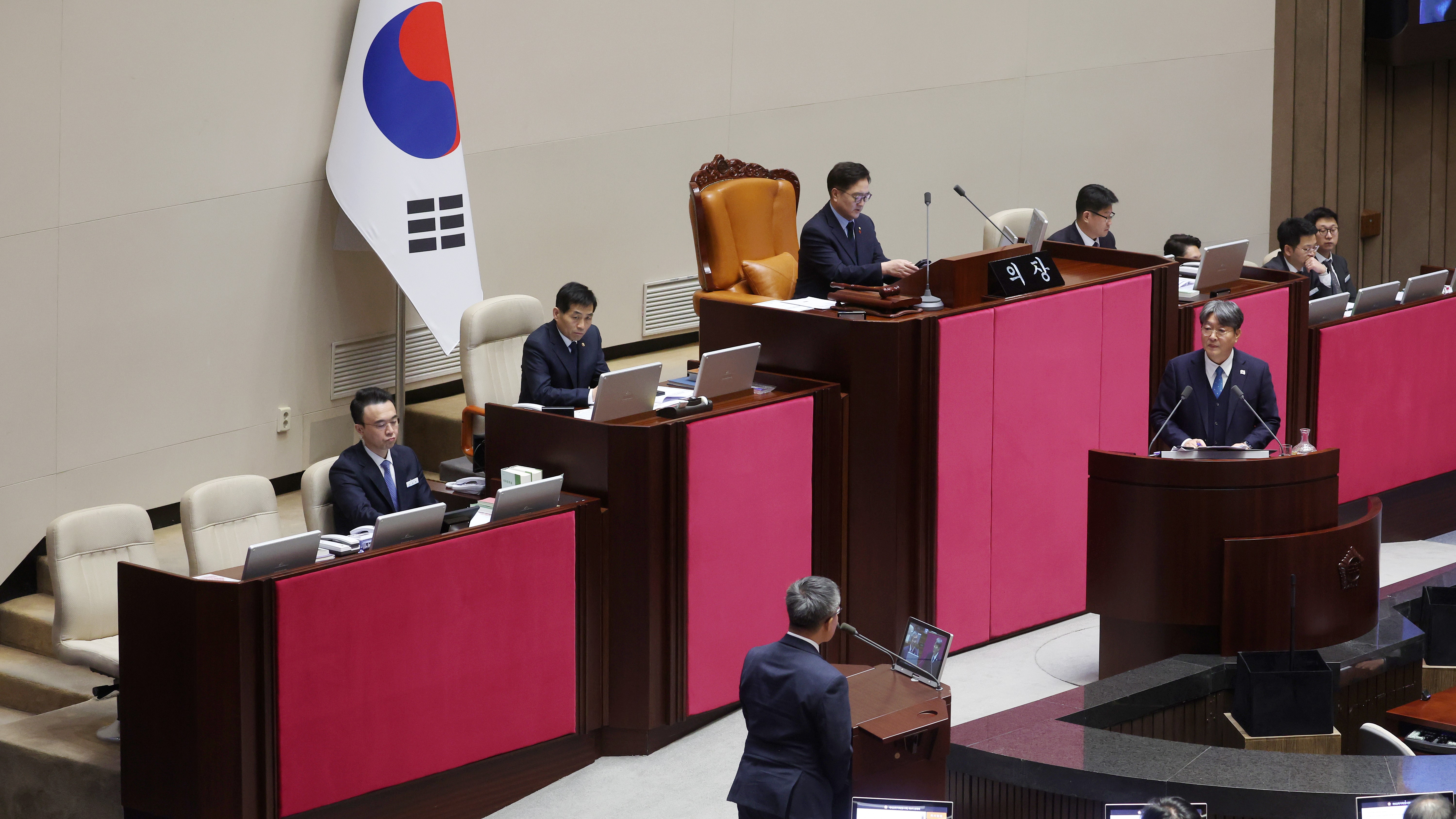 김민기 국회사무총장은 12일(수) 오후 국회 본회의장에서 열린 제422회국회(임시회) 제4차 본회의에 출석한 모습.(사진=국회사무처 사진팀)