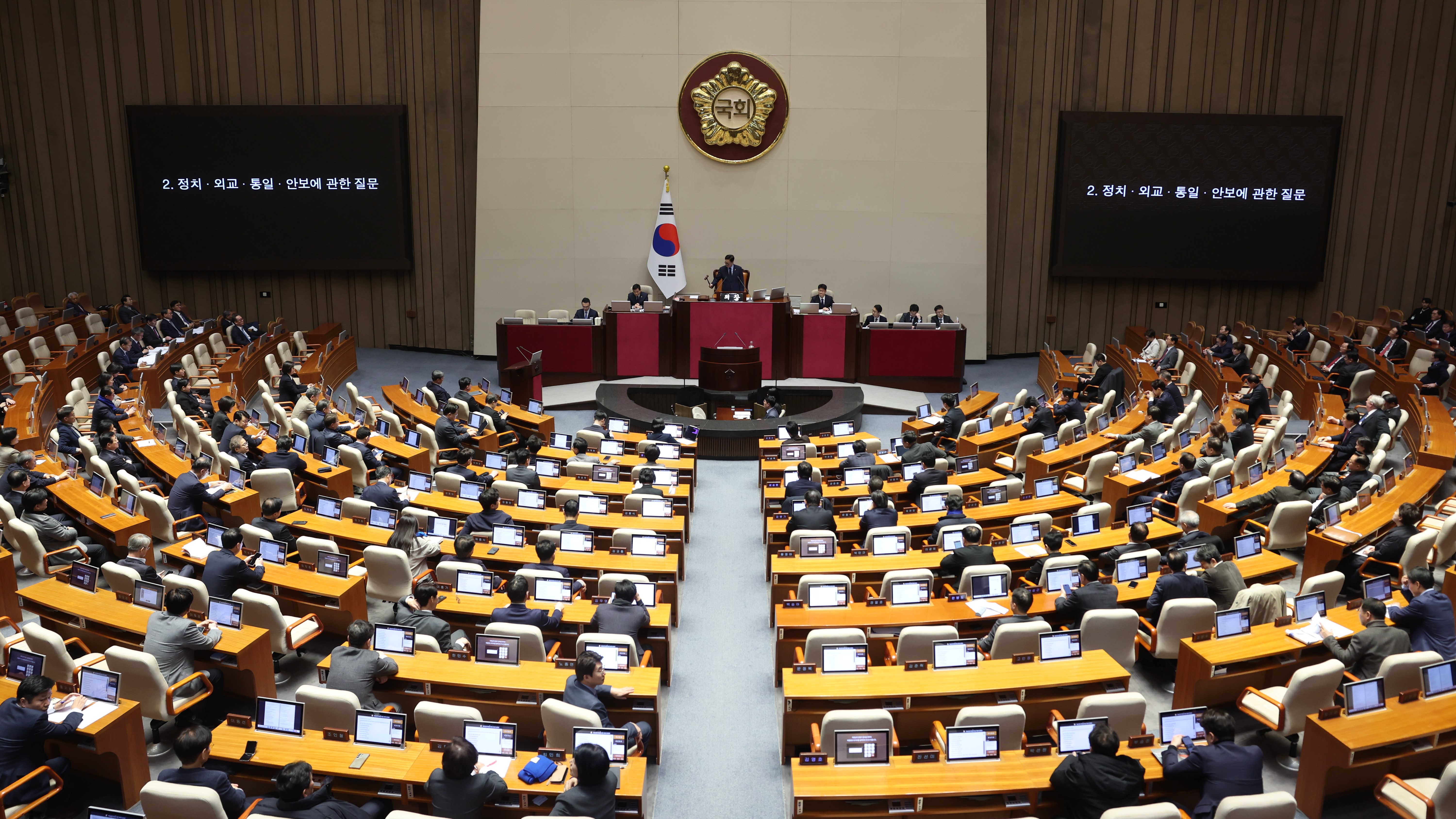 12일(수) 오후 국회 본회의장에서 열린 제422회국회(임시회) 제4차 본회의가 우원식 국회의장 주재로 진행 중인 모습.(사진=국회사무처 사진팀)