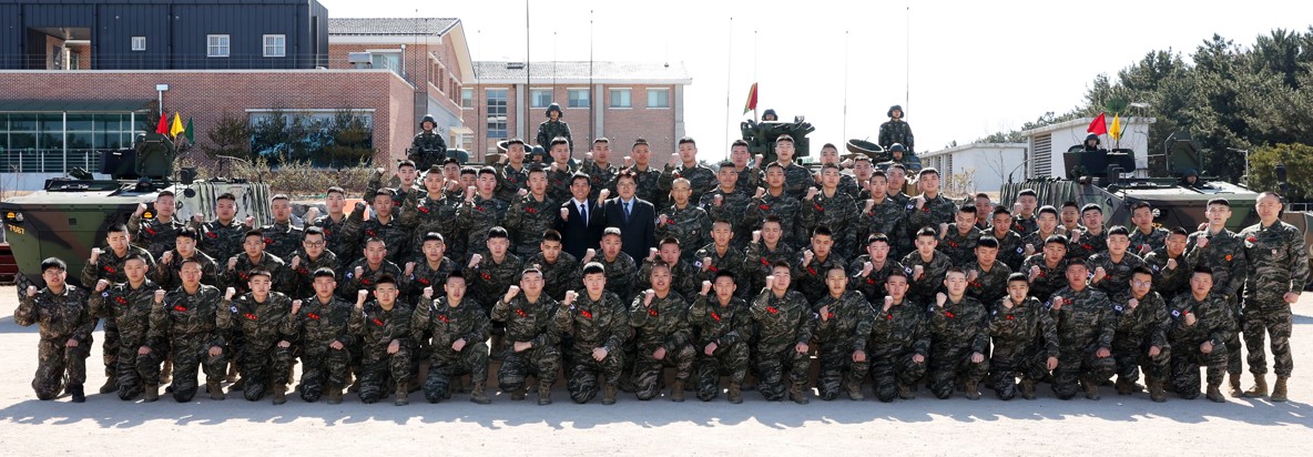 우원식 국회의장이 19일(수) 해병대 1사단을 방문해 장병들과 오찬을 함께하고 있다.(사진=국회사무처 사진팀)