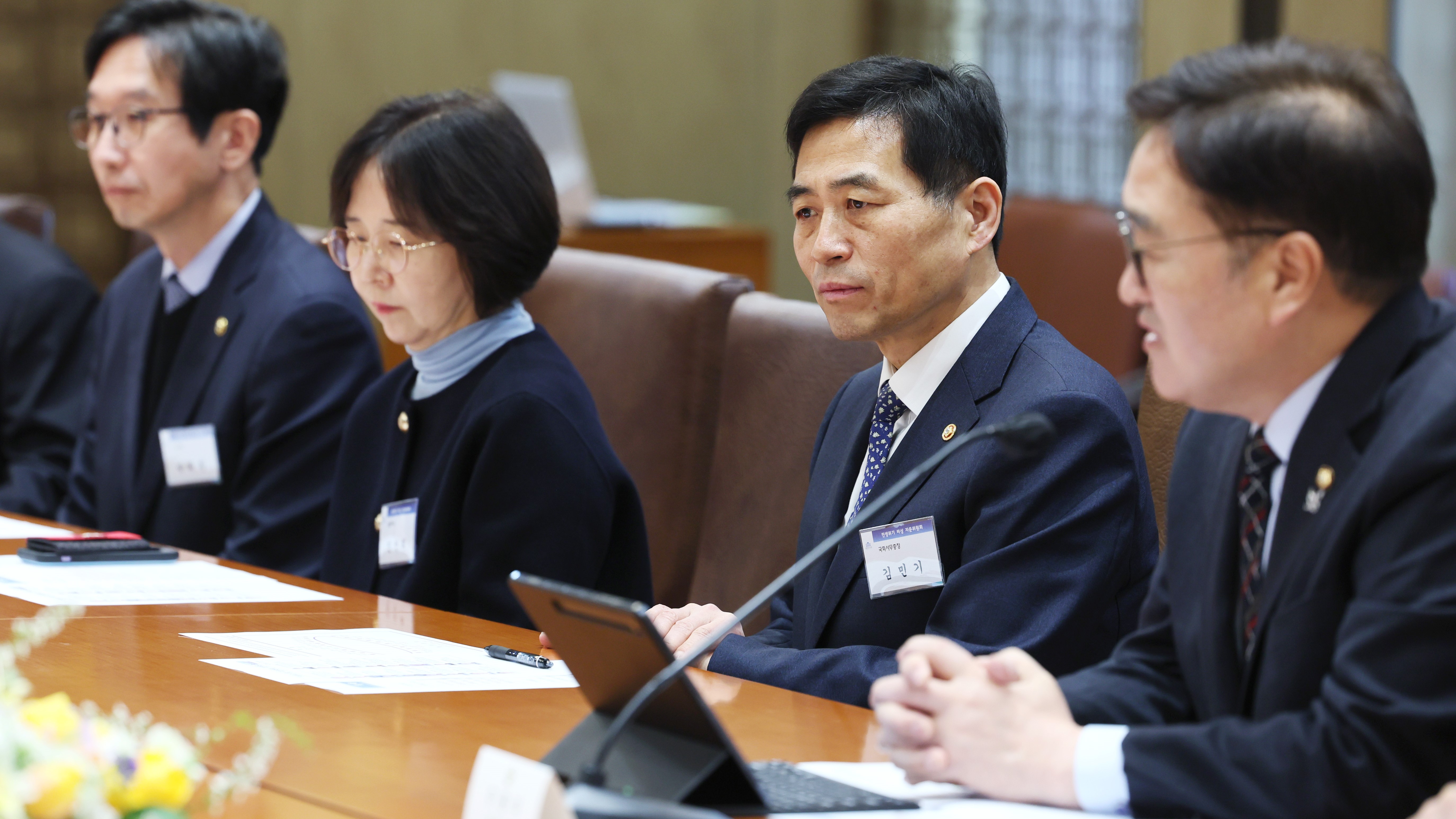 18일(화) 오전 국회접견실에서 열린 우원식 국회의장 직속 자문기구 '민생위기 비상 자문위원회 위촉식 및 제1차 회의' 참석자들이 기념촬영을 하고 있다.(사진=국회사무처 사진팀)