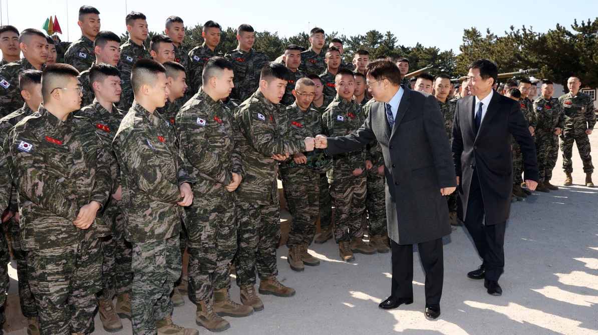 우원식 국회의장은 19일(수) 해병대 1사단을 방문해 고(故) 채수근 상병을 추모하고, 부대원들과 격려 오찬 간담회를 함께했다.