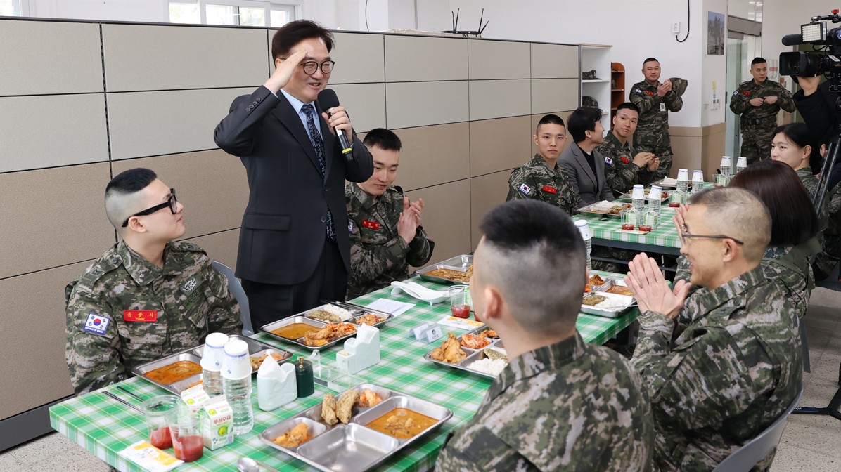 우원식 국회의장이 19일(수) 해병대 1사단을 방문해 장병들을 격려하고 있다.(사진=국회사무처 사진팀)