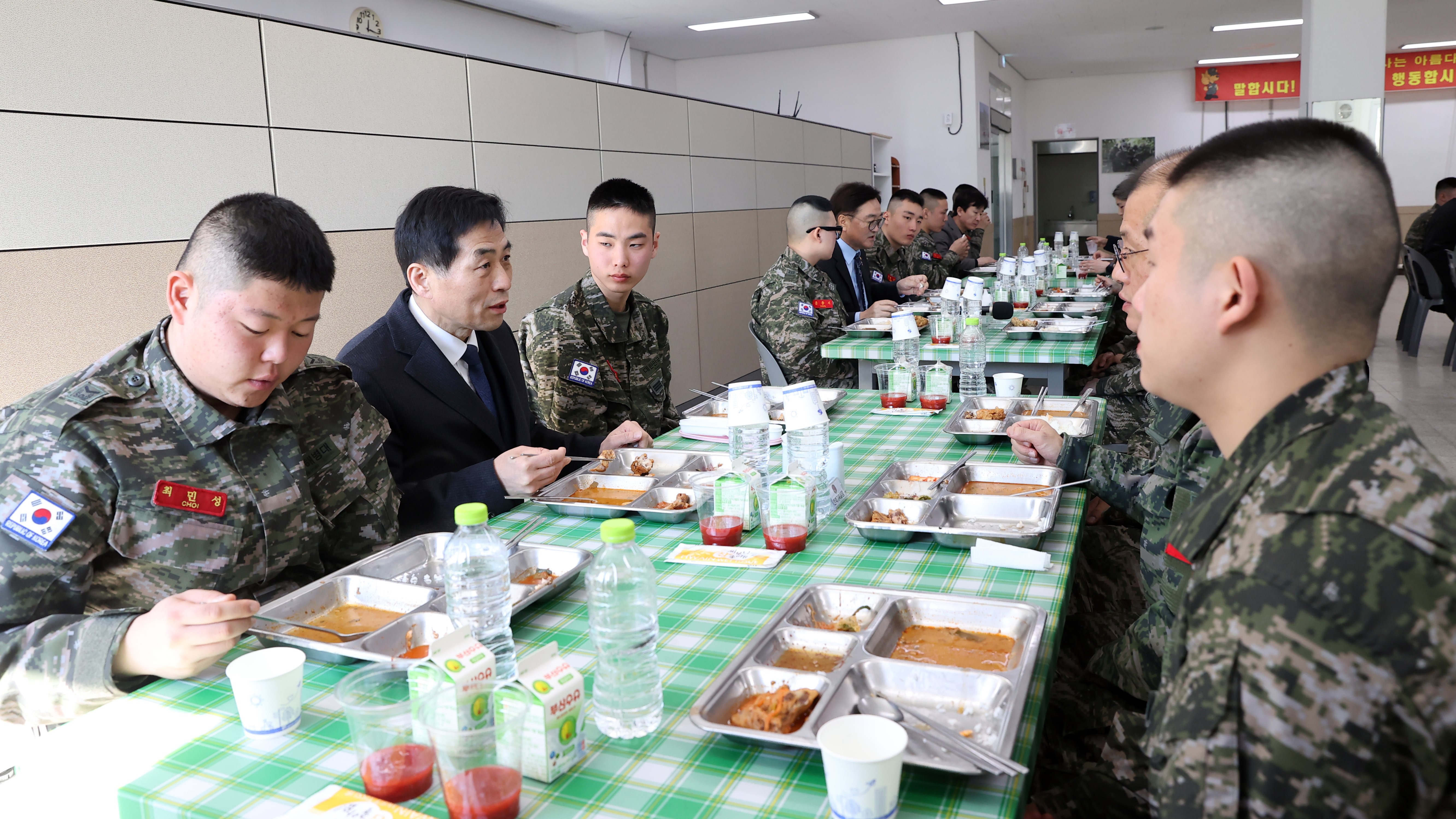 김민기 국회사무총장이 19일(수) 해병대 1사단을 방문해 장병들과 오찬을 함께하고 있다.(사진=국회사무처 사진팀)
