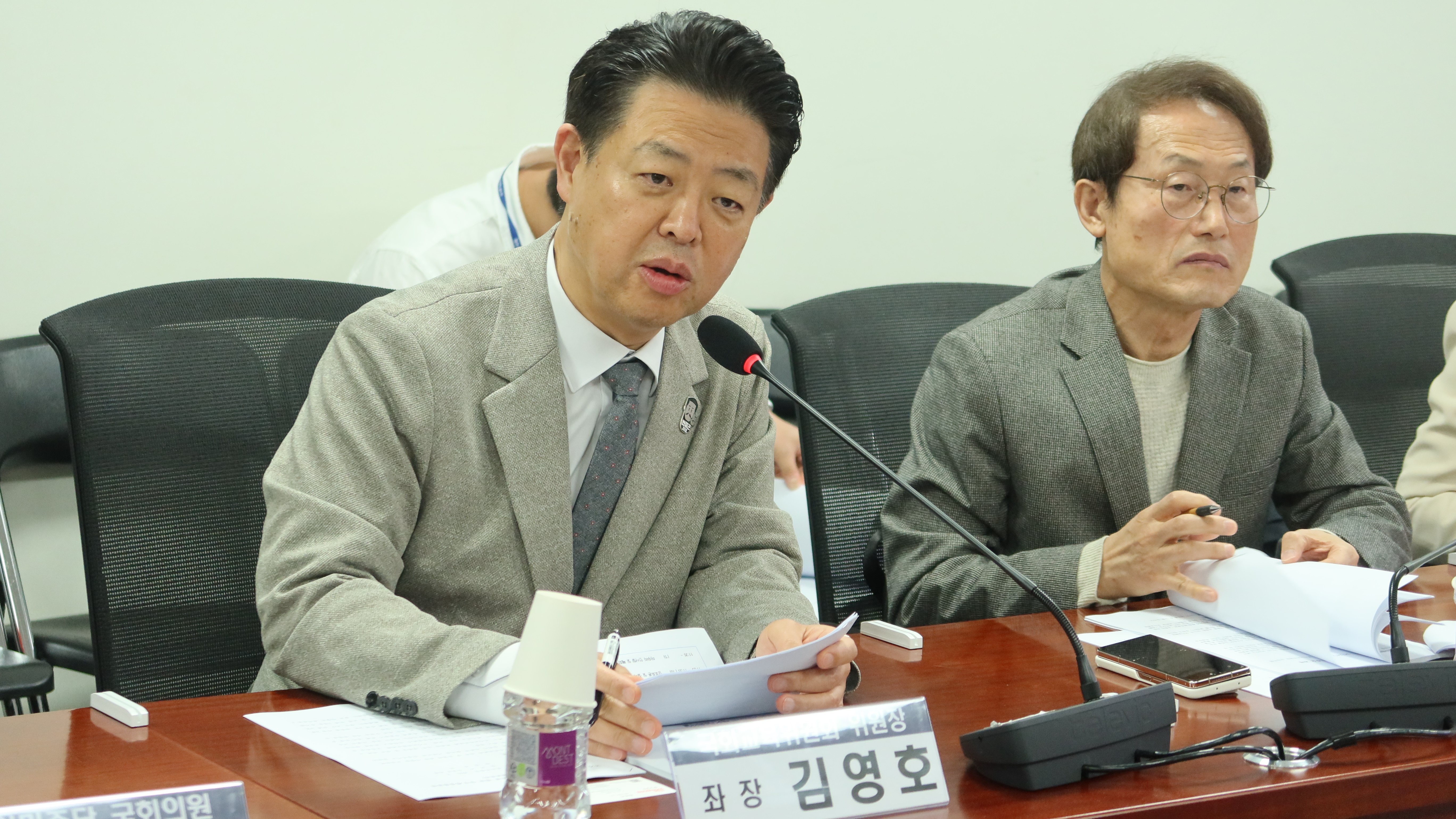 21일(월) 국회의원회관 제3간담회의실에서 열린 '국가교육위원회 개혁방안 국회입법 토론회'에서 참석자들이 기념촬영을 하고 있다.(사진=강세영 기자)